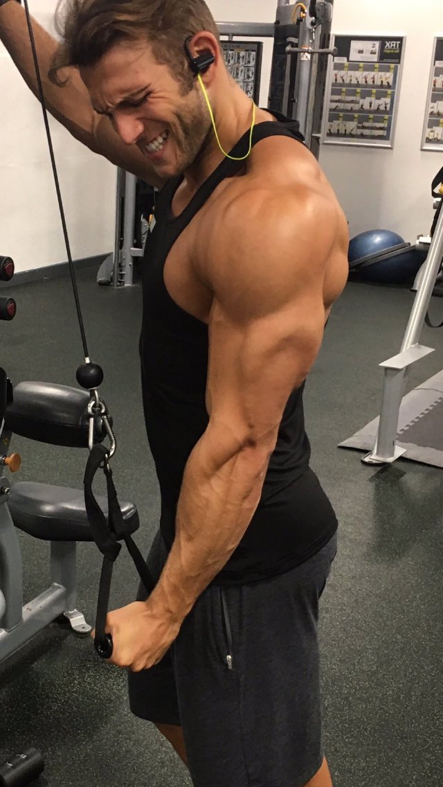 JohnPatrick_101's tweet photo. #TricepsTuesday with @diegosechi #GymLife #Workout #Fit #Muscle #Gym #Motivation #Fitness https://t.co/ucuU4qgw1g