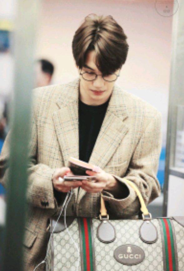 EXOTHlNGS's tweet photo. jongin in specs (2017) https://t.co/YZsJ29XDVI