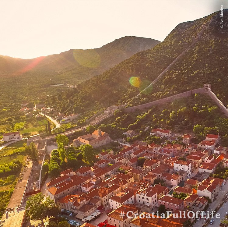 Croatia_hr's tweet photo. The walls of #Ston, an impressive piece of #architecture of 5.5 kilometers long, was built in 1506 and links Ston to Mali Ston. Visitors can hike these very well preserved walls and learn about the history of this region! #CroatiaFullOfHistory https://t.co/5g1Ql7yAvs