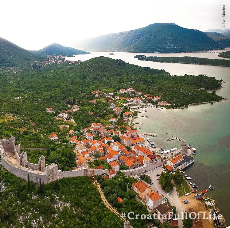 Croatia_hr's tweet photo. The walls of #Ston, an impressive piece of #architecture of 5.5 kilometers long, was built in 1506 and links Ston to Mali Ston. Visitors can hike these very well preserved walls and learn about the history of this region! #CroatiaFullOfHistory https://t.co/5g1Ql7yAvs