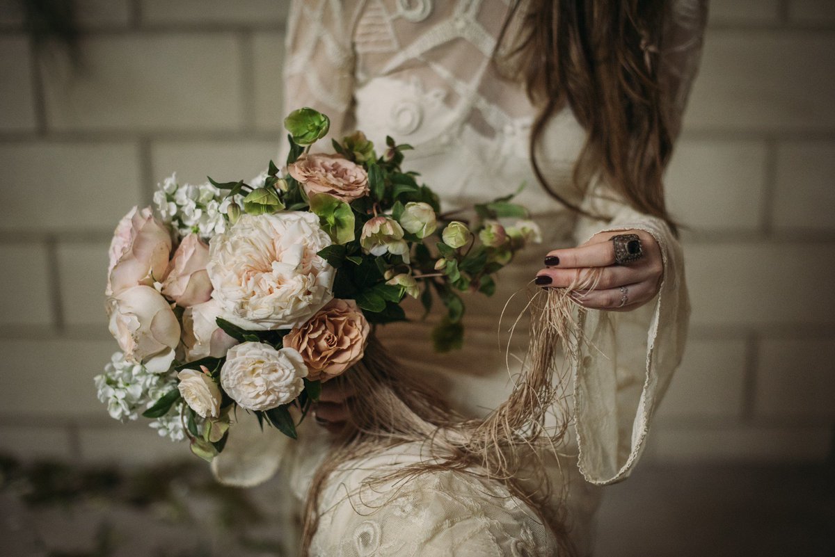 ¿Te gusta el #vestido de #novia Josephine? Lo tenemos con un 20% de #descuento durante todo el mes de #abril2018
¡Ven a probártelo! Estamos convencidas de que te cautivará 😍 Aprovecha la #promoción, reserva tu cita en laura@lauraescribanoatelier.com
📸 La Dichosa