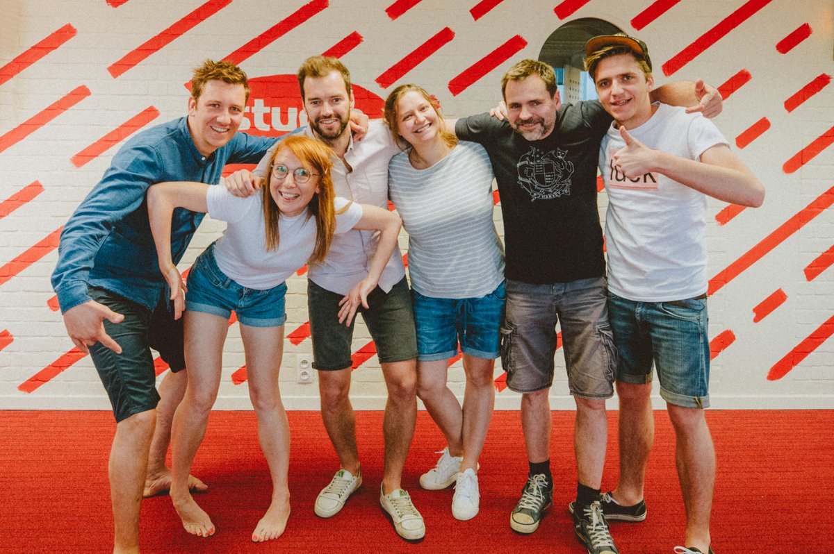 stubru's tweet photo. Twintig graden! Acuut kortebroekenalarm bij ons ochtendteam! 🙈 https://t.co/dwAGJapjAY