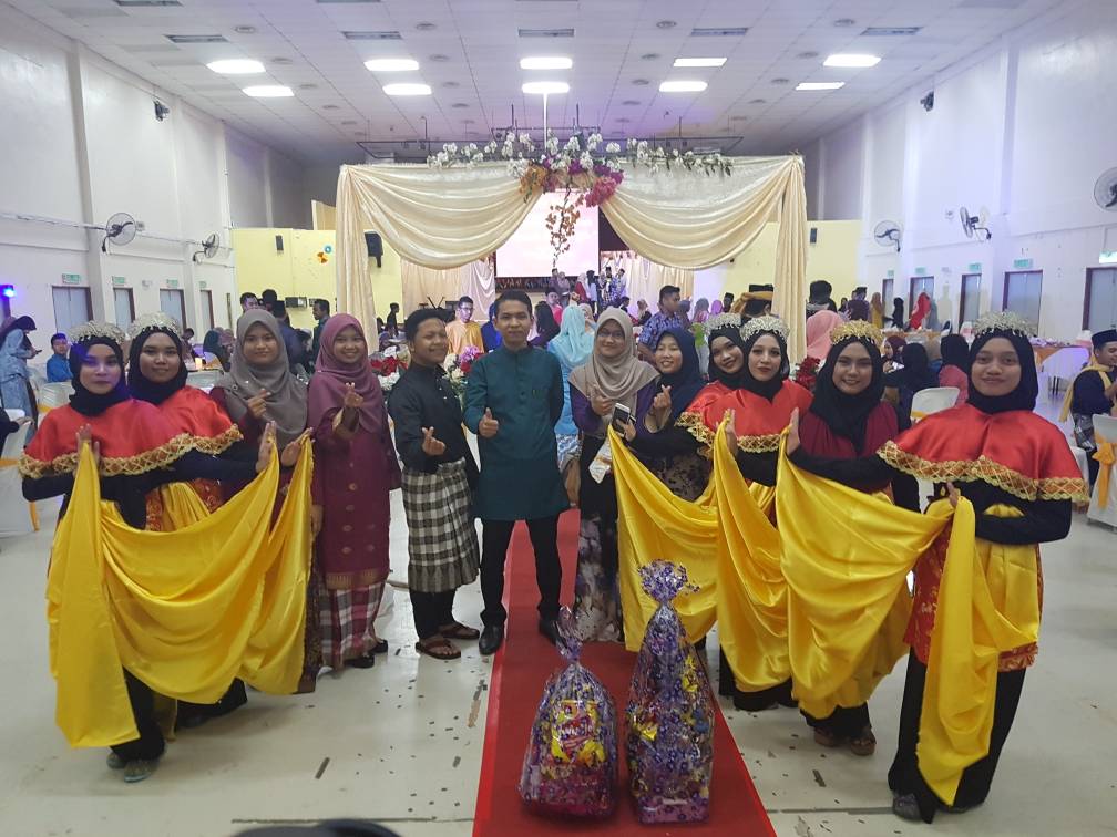 PenyuUtara's tweet photo. [Dinner Festival 1 Malaysia]
Tahniah PERMATA UUM 👏 Naib Johan gerai jualan cantik dan persembahan Ulek Mayang yang sangat menarik.

#permatauum
#permataisawesome
#permataterengganu
#sekpenyu
#sekkepok https://t.co/FNrUpPCZ7y