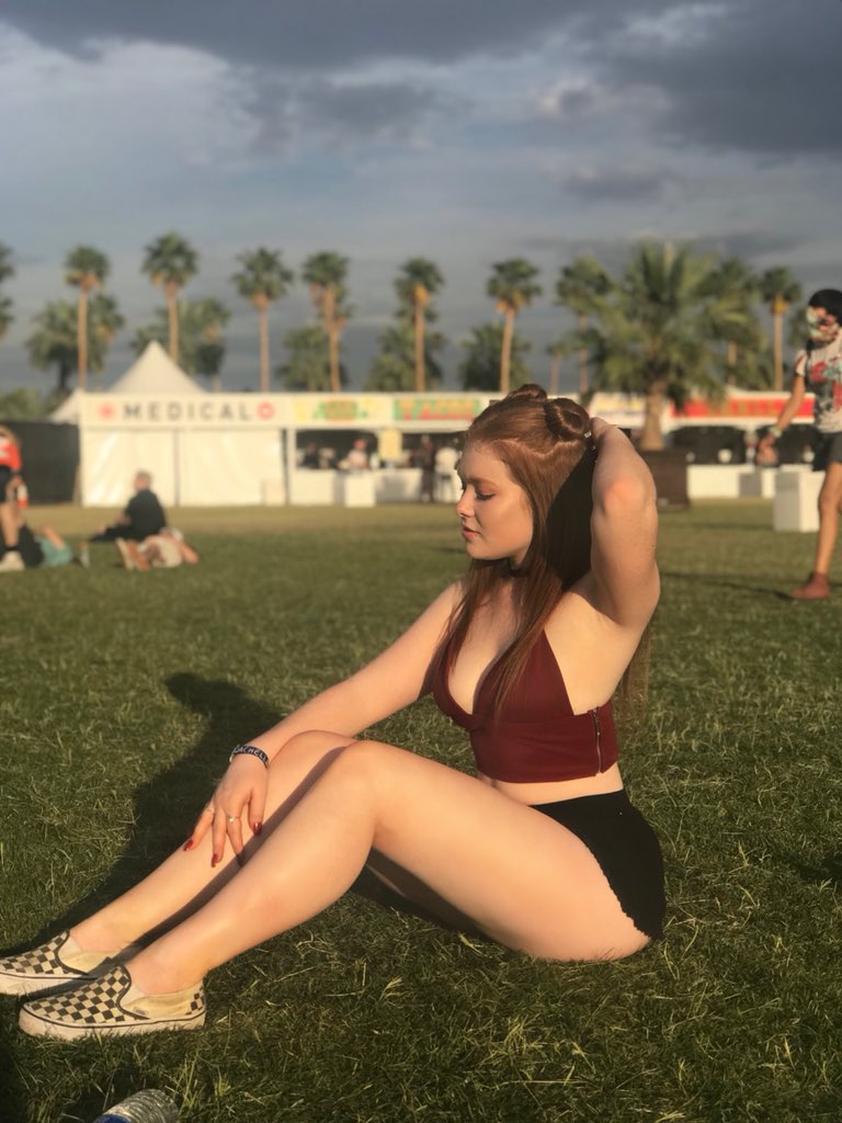 laur_en6's tweet photo. Loved my first outfit more but we took more pics the second day✨💛 #Coachella18 #chellavibes https://t.co/F147Btiz2q