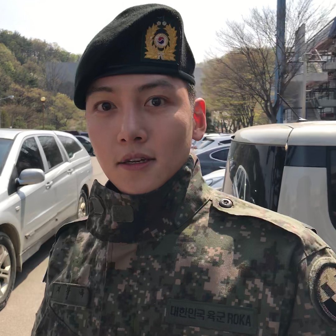 biwoom705's tweet photo. 군인 미모 무엇? 군대가 원래 미모증진하러가는 곳이었나 🤔 https://t.co/dAmydryEZt