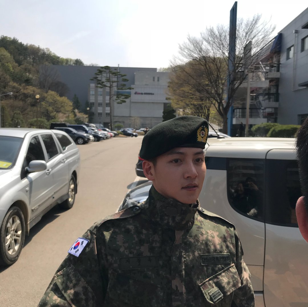 biwoom705's tweet photo. 군인 미모 무엇? 군대가 원래 미모증진하러가는 곳이었나 🤔 https://t.co/dAmydryEZt