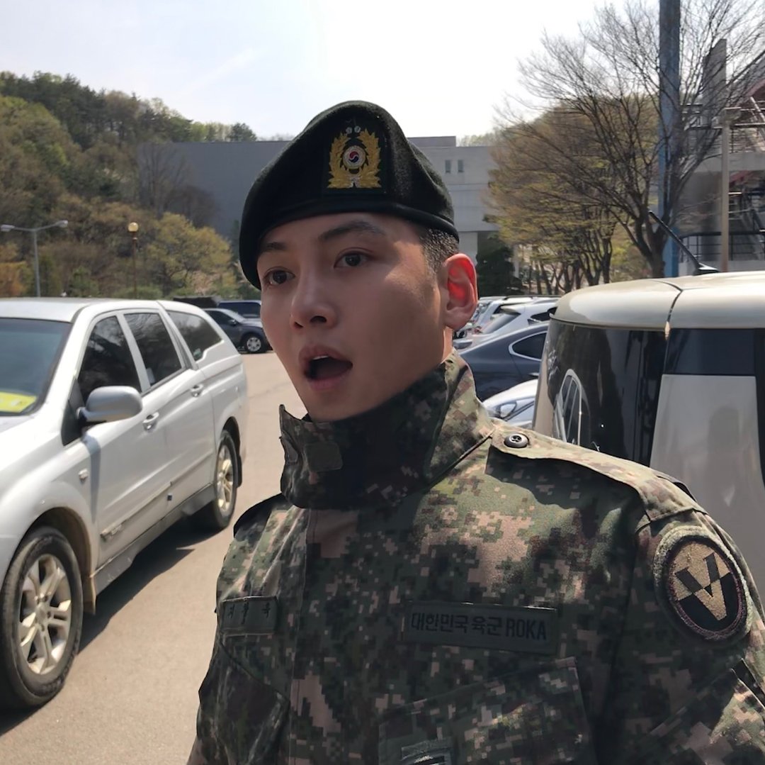 biwoom705's tweet photo. 군인 미모 무엇? 군대가 원래 미모증진하러가는 곳이었나 🤔 https://t.co/dAmydryEZt