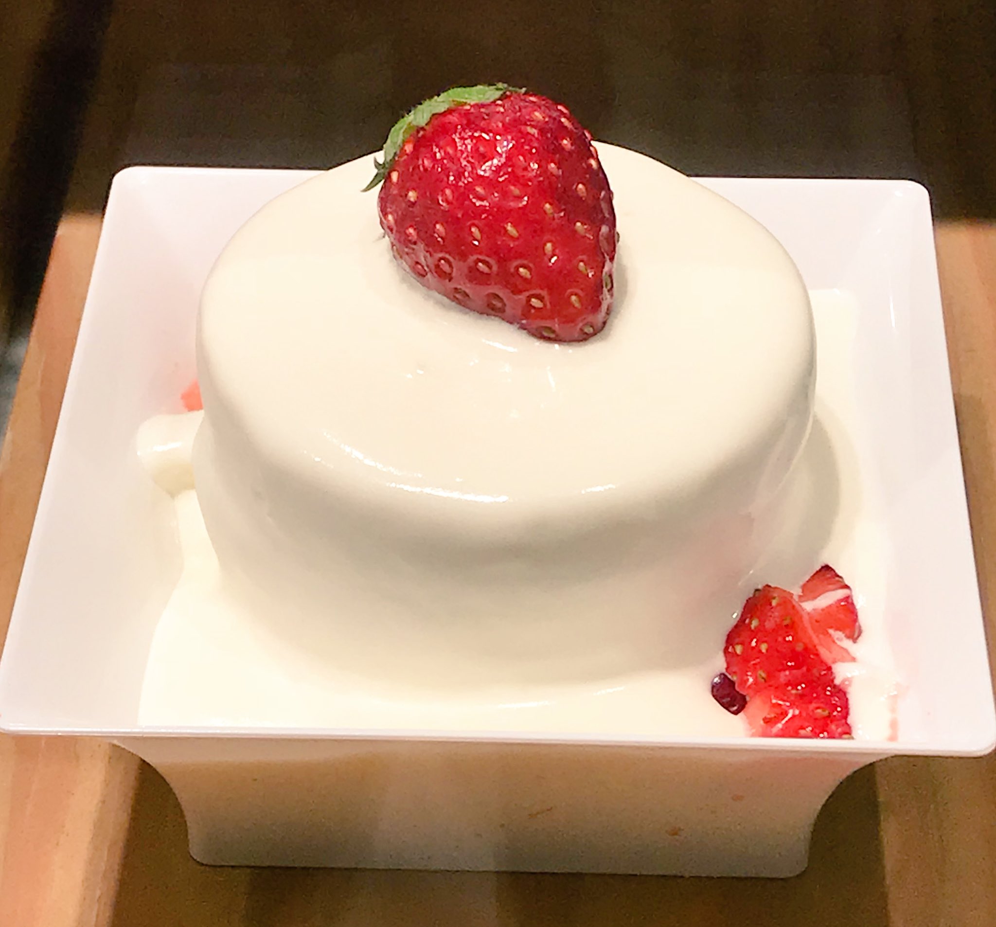 Twitter 上的 伊勢丹グルメ Isetan ノワ ドゥ ブール は焼き菓子だけではなく 生ケーキもおすすめ フレーズ シャンティ は注文を受けてから店内の厨房で5分立てのクリームを流しかけて仕上げる特別感 本館地下1階 伊勢丹新宿店 スイーツ