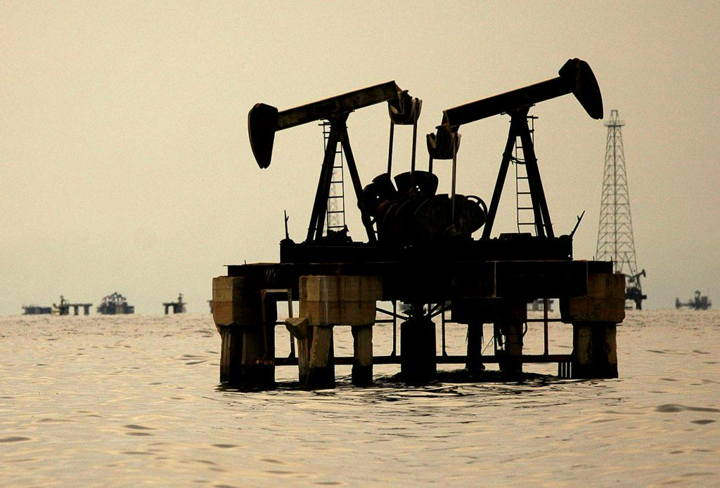Reuters's tweet photo. Oil prices rise amid risk of supply disruptions https://t.co/JU7bDhby0t https://t.co/FQfQSlqxx1