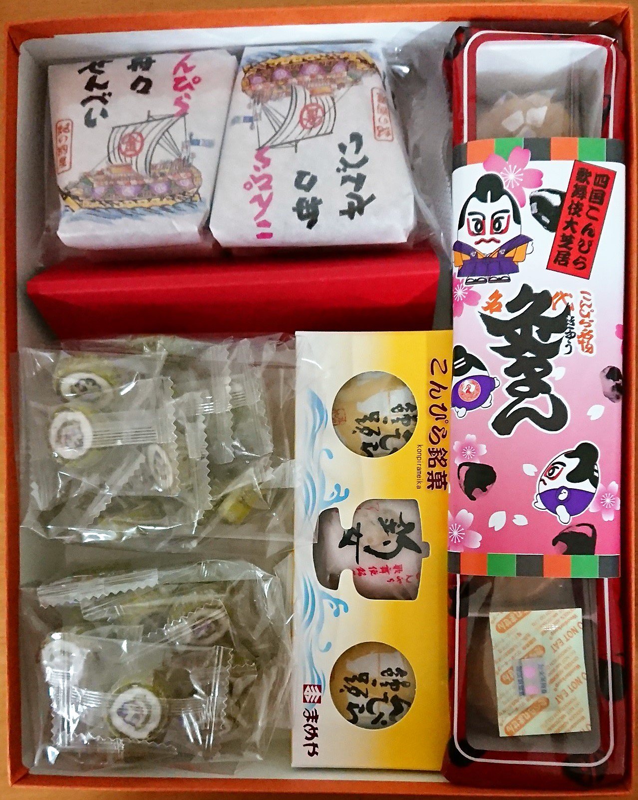 こんぴら堂 灸まん本舗 現在 琴平にて開催中の 四国こんぴら歌舞伎大芝居 ですが 金丸座前にて歌舞伎期間中の 他店様との銘菓詰合せ こちらは箱入です まめや こんぴら饅頭 釣女 こんぴーくん飴 紀の国屋本店 舟々せんべい こんぴら こんぴら堂 灸まん本舗 現在 琴平にて開催中の 四国こんぴら歌舞伎大芝居 ですが 金丸座前にて歌舞伎期間中の 他店様との銘菓詰合せ こちらは箱入です まめや こんぴら饅頭 釣女 こんぴーくん飴 紀の国屋本店 舟々せんべい こんぴら