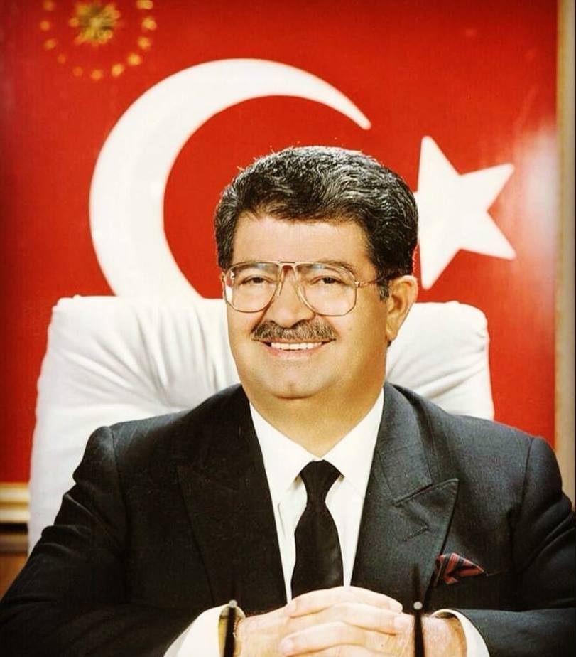 hf_akdogan's tweet photo. Milletimizin gönlünde müstesna bir yere sahip olan 8. Cumhurbaşkanımız merhum Turgut Özal’ı vefatının 25. yılında rahmet ve şükranla yâd ediyorum. Mekânı cennet olsun. #TurgutÖzal https://t.co/aBlb5ifaTP