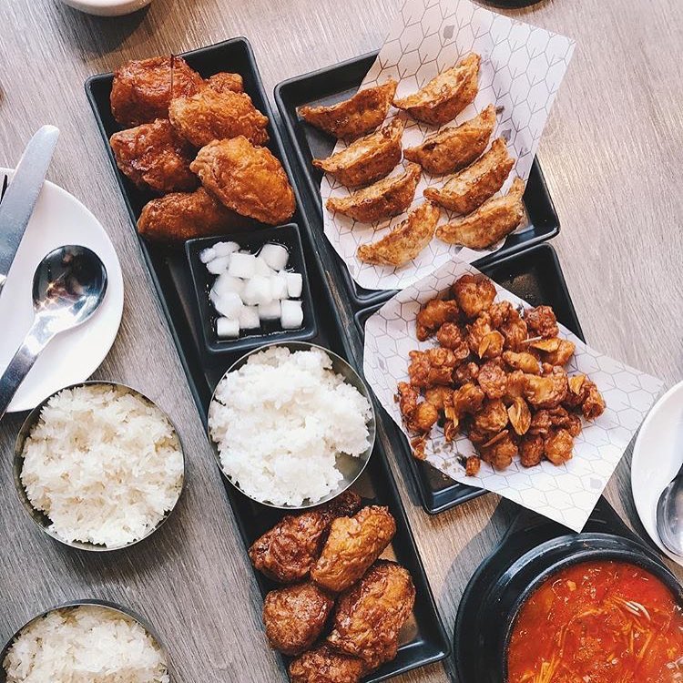 CentralLadprao's tweet image. ปีกไก่บอนชอน • ข้อไก่ทอด • เกี๊ยวซ่า • ซุปซุนดูบูกิมจิ มื้อกลางวัน มาอร่อยกันที่ร้าน Bonchon ชั้น 4 
#bonchonthailand #whatsonthetable #CentralPlazaLardprao

Credit @sinesyn