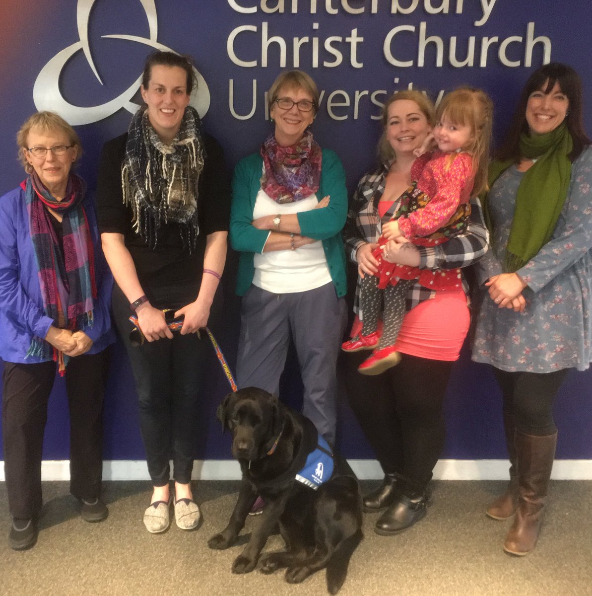 JusticeDogsLab's tweet photo. Our Justice Facility Dog showing off his work to @CourthouseDogs, while our Therapy Dog @PoppyTherapyDog enjoys her easter break from university. @CCCUPsych @CCCUPolRes https://t.co/Z23pm2Iwxt