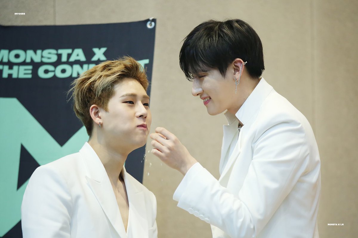 19960126_com's tweet photo. 180414 김포 팬싸인회 #아이엠 #IM #주헌 
주허니 입에 떡 잔뜩 밀어넣고 신난 쨘규니 😆
#창균 #몬스타엑스 @OfficialMonstaX https://t.co/abehAO6d0F