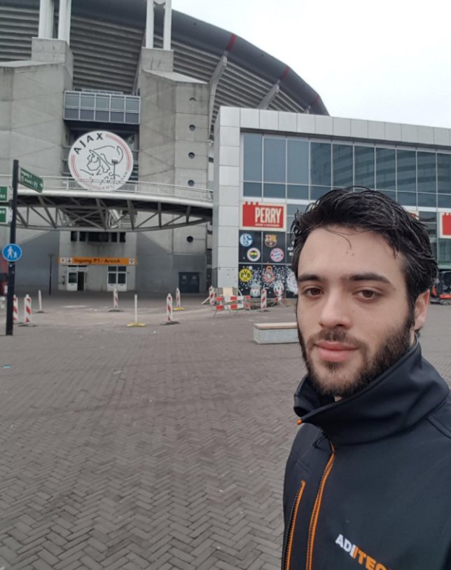 Aditech_NL's tweet photo. Amsterdammer en werken in de Arena. Dat is toch goud! Sergio is bezig om bestaande ruimtes in de Arena opnieuw te bekabelen. 

#Projectbezoek #WerkVoorWinnaars #AditechDiemen https://t.co/rmUDQnE0WS