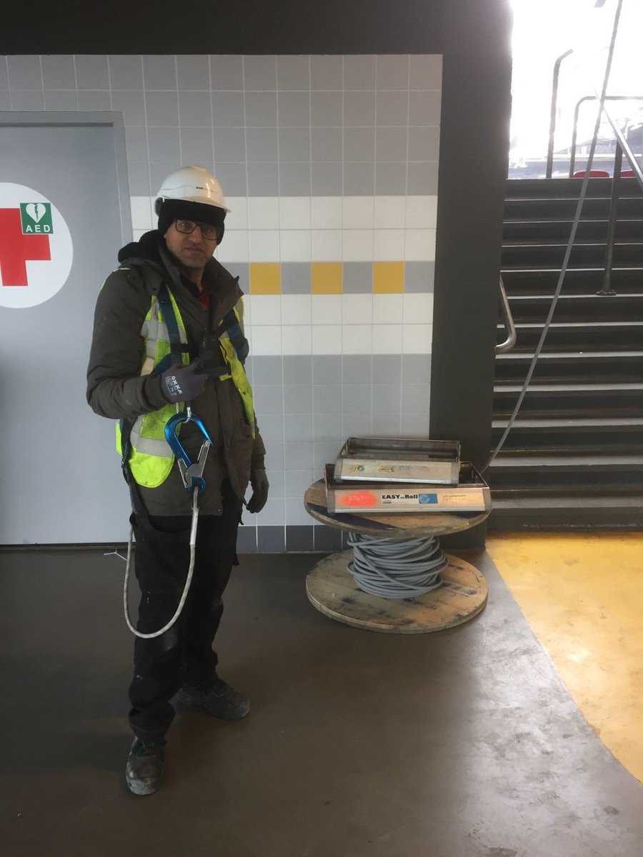 Aditech_NL's tweet photo. Amsterdammer en werken in de Arena. Dat is toch goud! Sergio is bezig om bestaande ruimtes in de Arena opnieuw te bekabelen. 

#Projectbezoek #WerkVoorWinnaars #AditechDiemen https://t.co/rmUDQnE0WS