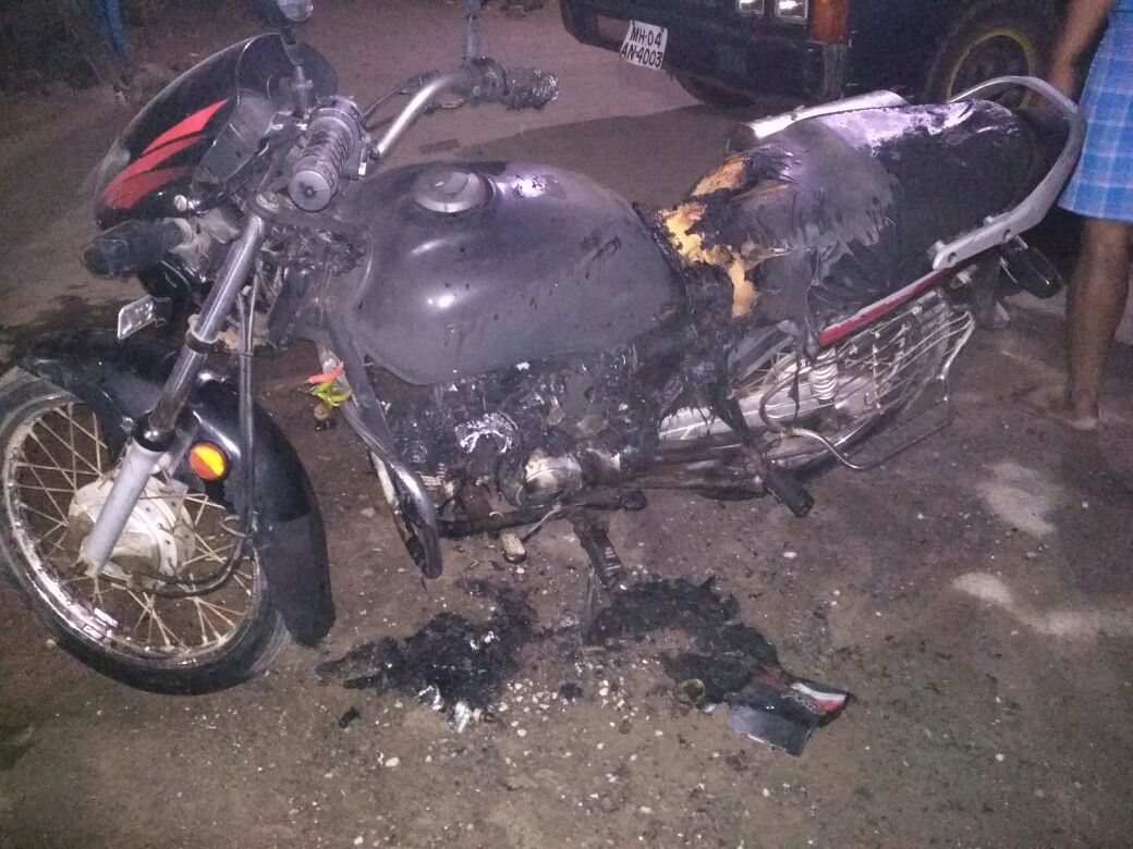 SahilPa84322951's tweet photo. I found that my dad's bike was in fire early morning at 4:30 am, please investigate since a slight delay would resulted fire in entire colony found match sticks near the fire area, feeling unsecure 
@MumbaiPolice @drmmumbaicr @RailMinIndia @PiyushGoyal @rpfcr https://t.co/qUJQTIfpCC