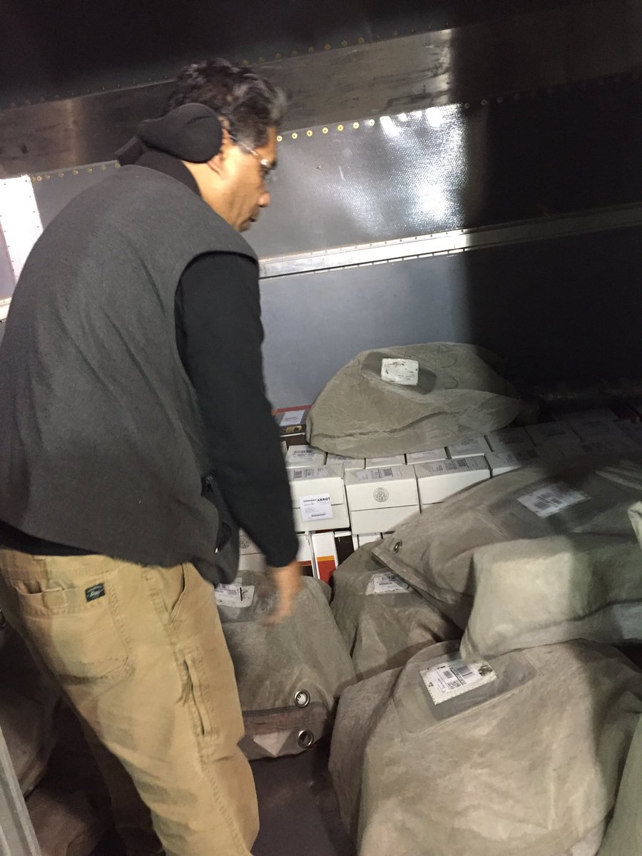 Pupunga takes the time to level off his load, so his container weight is evenly distributed!! Thank you! #Caughtsafely <a href="/luke_brwnldr/">Luke Mathews</a> <a href="/CharlieBeswick/">Charlie Beswick</a> <a href="/triciforbes/">Trici Forbes</a> @DesertMTUPSers