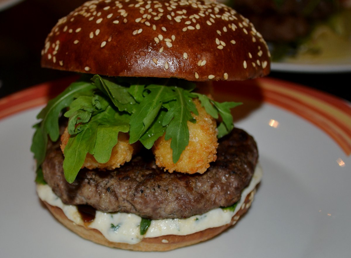 RenMoscow's tweet photo. Never underestimate the power of an appetizing Italian burger with a juicy beef chop, seasoned with horseradish sauce, fried mozzarella and arugula. #OurGuestsChoose #AllegroBar https://t.co/Fsc8whex21