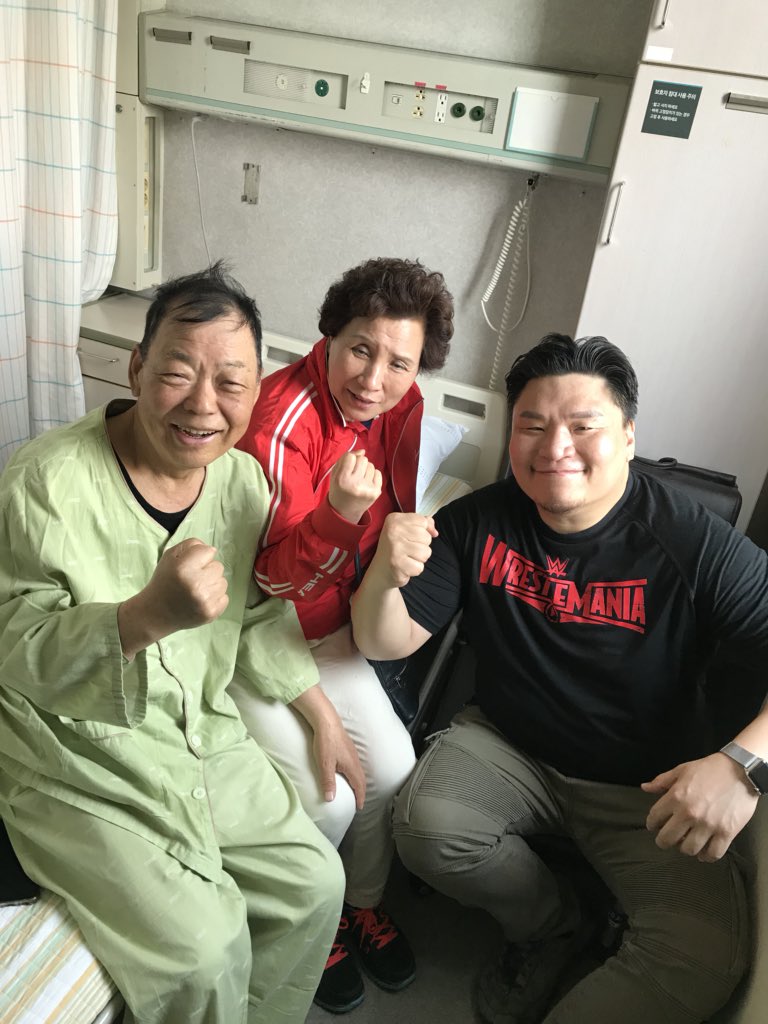 오늘 어머니 생신날에 아버지가 생애 첫 입원을 하셨습니다. 앞으로 길고 지루한 싸움이 펼쳐질수도 있습니다. 민정당 당원에 반공연맹 임원이었지만 아들 설득에 문꿀오소리가 되신 아버지의 쾌유 기원합니다. 파이팅!