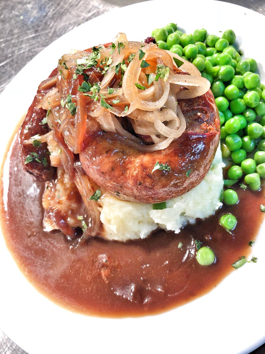 OwdNellsTavern's tweet photo. It’s miserable today, What better than to enjoy some #pool , a pint & our famous ‘sausage n mash’??? #canalside #local #loveyourtavern #clearlybetter #bridge44 #DoubleStamper https://t.co/bi8inkAhhb