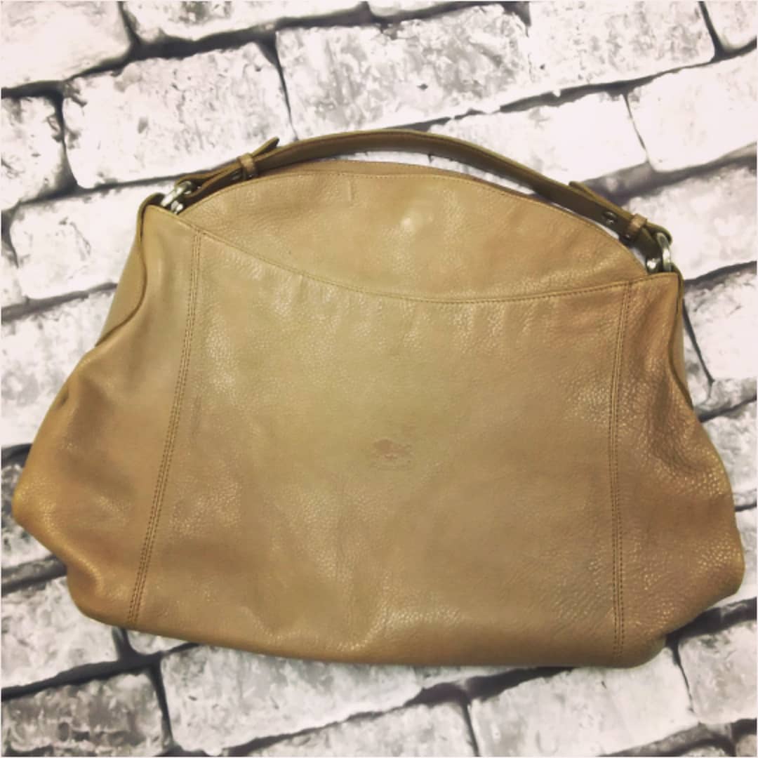 thread_needlejp's tweet image. イルビゾンテのハンドバッグ。マグネットホックの交換を行いました。
上質なイタリアンレザーを使用したバッグは、幅広い年代に人気ですね！

↓イルビゾンテ修理例↓
goo.gl/jV1nyY

#鞄修理 #財布修理 #職人 #東京 #駒込 #イルビゾンテ #バッグ #修業中 #threadandneedle #repair #lining