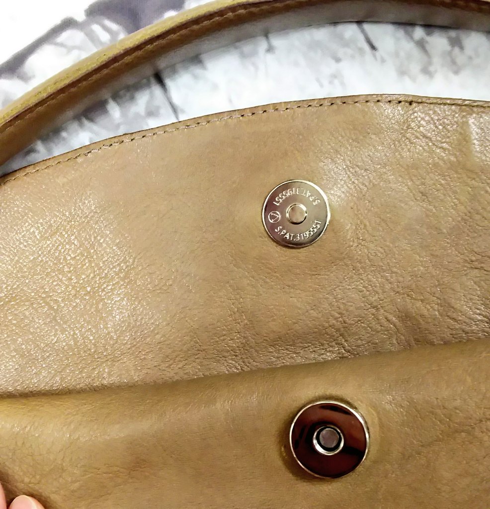 thread_needlejp's tweet image. イルビゾンテのハンドバッグ。マグネットホックの交換を行いました。
上質なイタリアンレザーを使用したバッグは、幅広い年代に人気ですね！

↓イルビゾンテ修理例↓
goo.gl/jV1nyY

#鞄修理 #財布修理 #職人 #東京 #駒込 #イルビゾンテ #バッグ #修業中 #threadandneedle #repair #lining