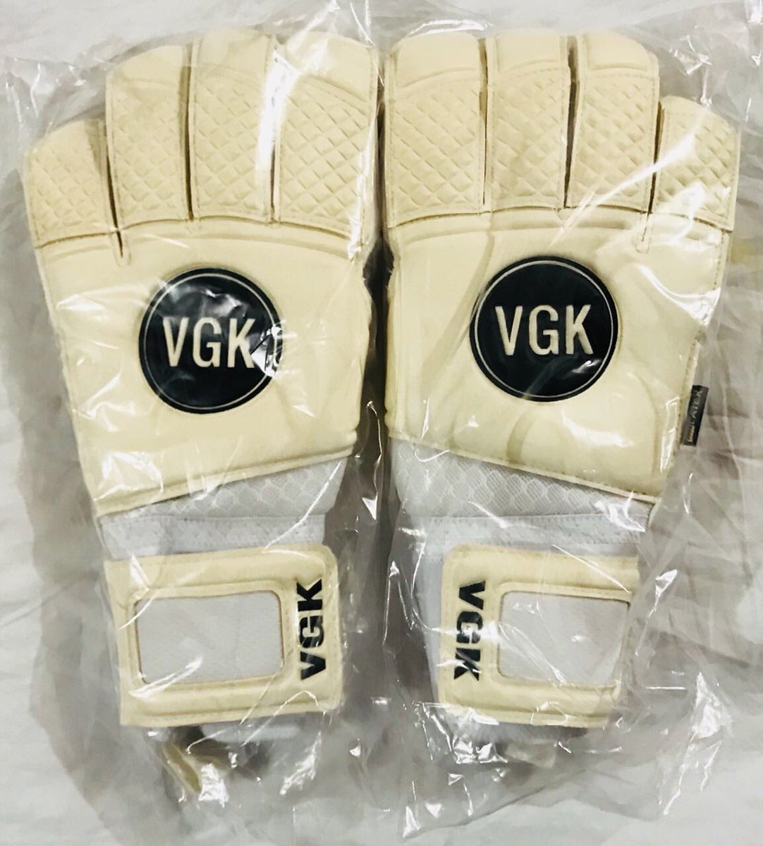 VgkGloves's tweet photo. VGK-OZOG 👐🏽⚽️ White Flat Cut Coming SOON
•
•
•
•
#vgk #vgkozog #vgkgloves #goalkeeper #latex #gigagrip #germanlatex #topquality #contactgrip #goalkeepergloves #portiere #arquero #goleiro #portero #torwart #gkunion #malta #gozo #ozog https://t.co/fz2JGVJyiB