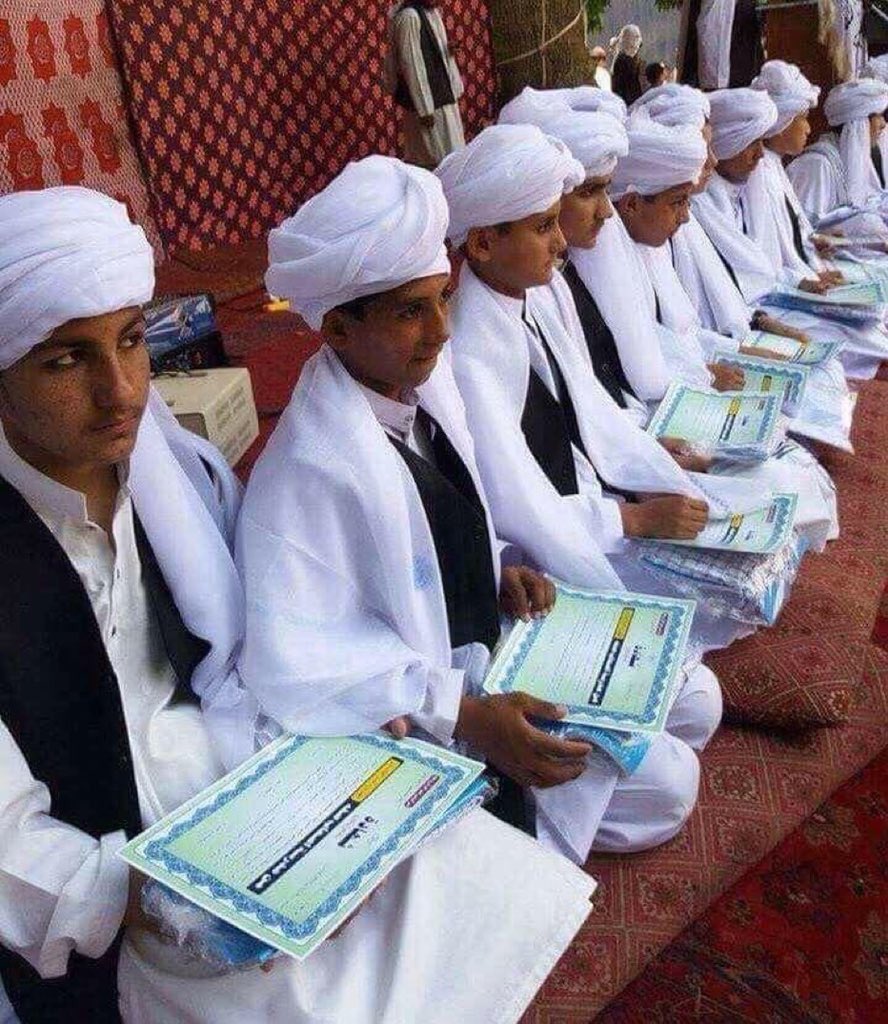 DrAl_Lawati's tweet photo. ٩٠ شهيد واكثر من ١٠٠ مصاب في قصف لمروحيات امريكية (كما يتداول في الاخبار) اول امس لتجمع في قندوز بافغانستان لتكريم الاطفال حفظة القرآن   والسبب؟ الإشتباه في كون التجمع لطالبان! هكذا تقود امريكا العالم للسلام!

 #مذبحه_الاطفال_في_افغانستان
. https://t.co/WOrVJfdHfI