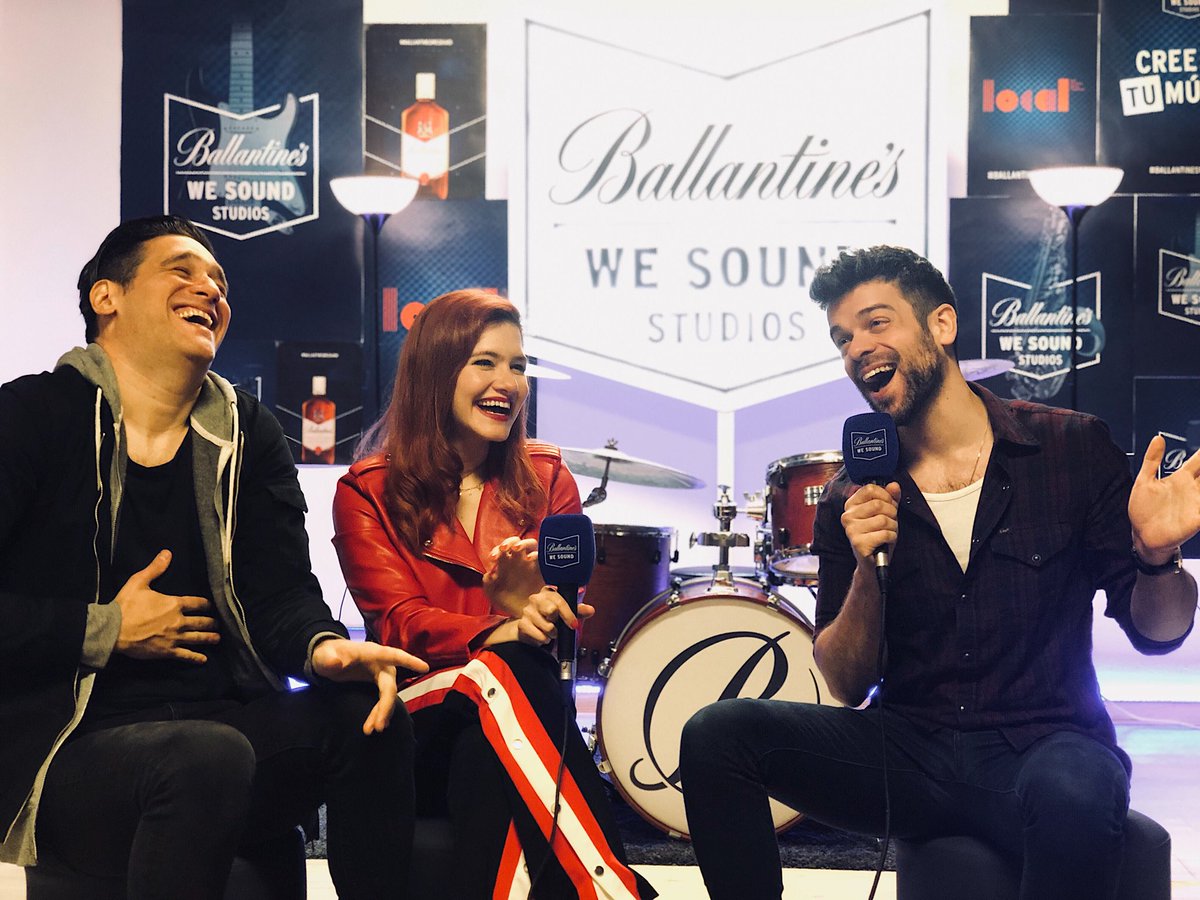 De risas con <a href="/loscomingsoon/">Los Coming Soon</a> hoy en Barcelona. Podréis ver la entrevista este sábado en ​europafm.com/programas/we-s…. De momento os dejo con esta foto tan casual y nada preparada 😎🌈 <a href="/Ballantines_ES/">Ballantine's España</a>