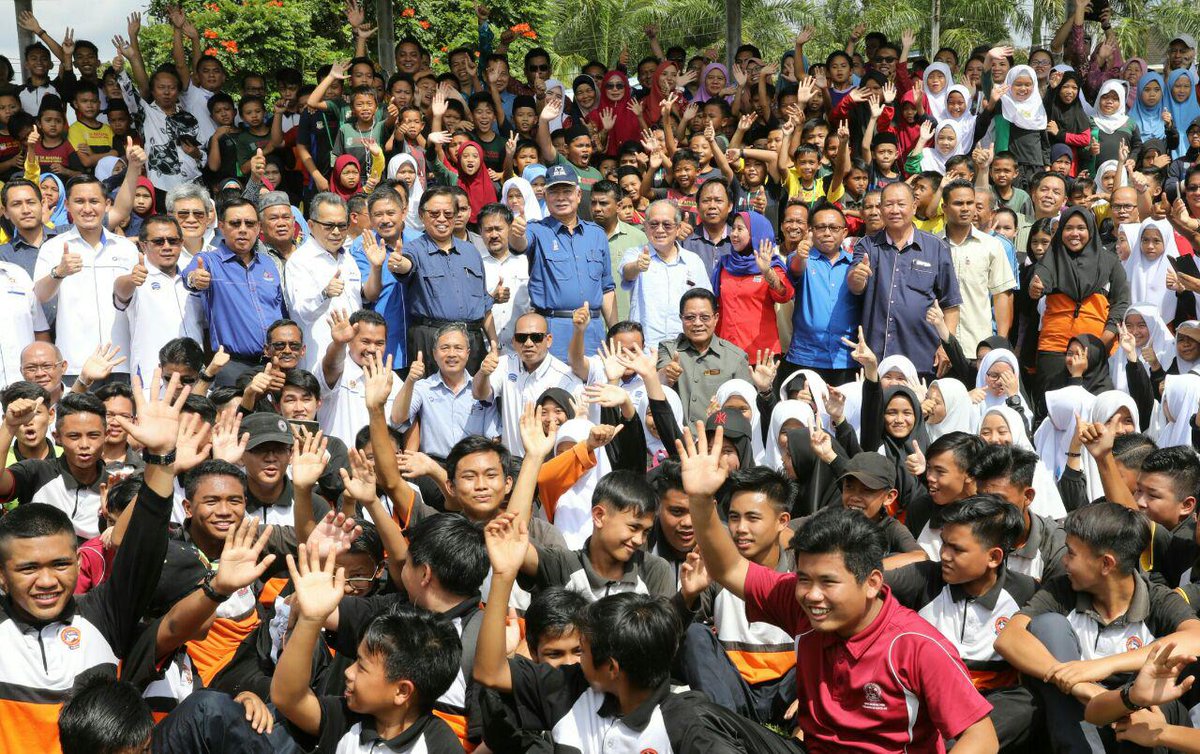 NajibRazak's tweet photo. Singgah minum petang di Bekenu, disambut meriah murid-murid SMK Bekenu, terima kasih! Sukacita saya umumkan kelulusan RM50 juta untuk Klinik Kesihatan baru dan RM5 juta untuk  Esplanade di Bekenu. #DahulukanRakyat https://t.co/6RghuB57Vx