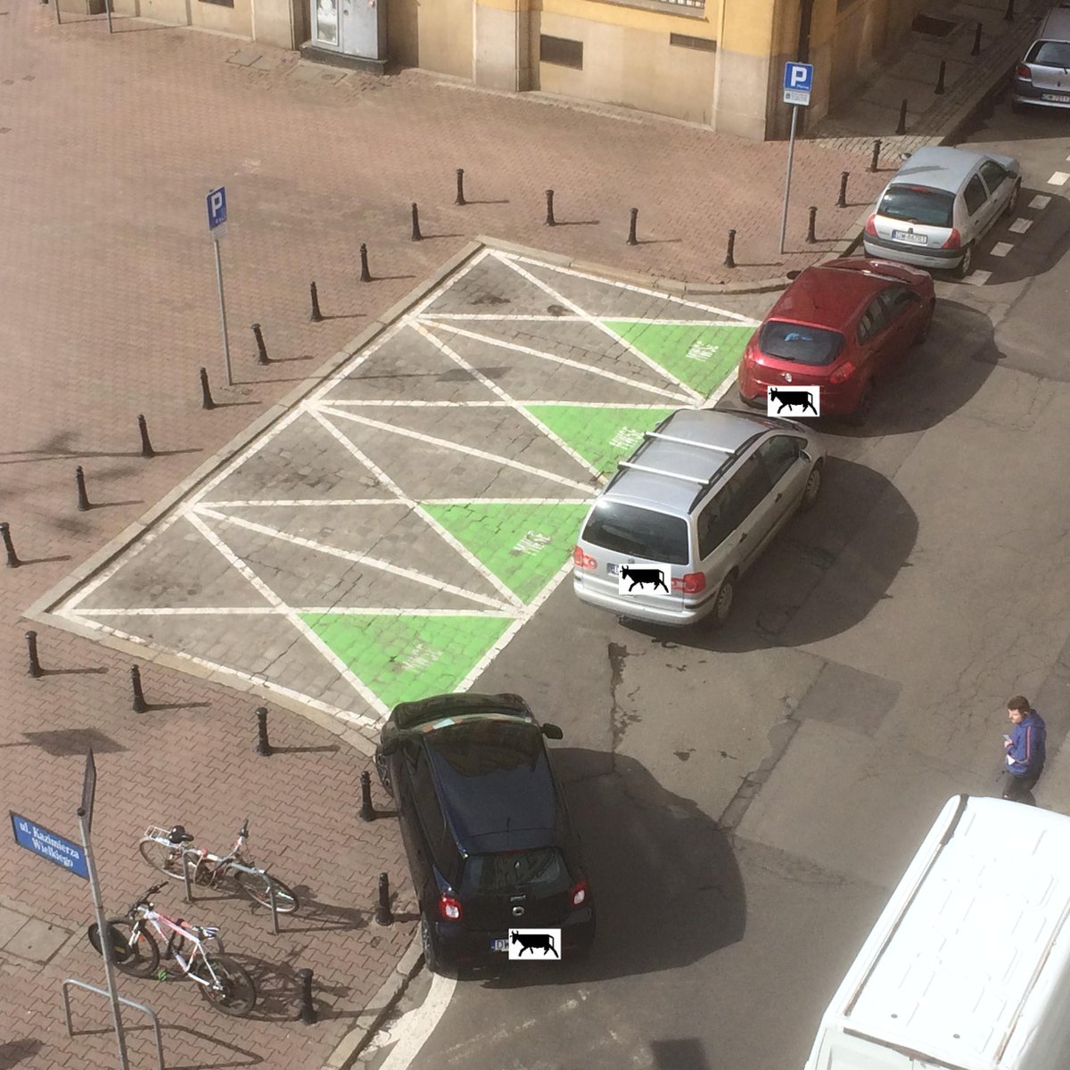 SwKrowyWroc's tweet photo. Logika i proces myślowy tych kierowców to wspaniały przykład, jak we Wrocławiu niektórzy "kreatywnie" radzą sobie z brakim miejsc parkingowych #SAD @SMWroclaw @vozillawroclaw @smartwroclaw @dutkiewiczrafal https://t.co/7O5U1qOsY7