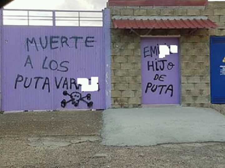FBanezano's tweet photo. Desde el frente queremos transmitir apoyo a @LaBanezaFC_ por las pintadas que aparecieron esta mañana a las puertas de nuestro estadio.
Hay que tener vergüenza para hacer esto y poner esos mensajes.
Esperemos que se descubra pronto quien ha sido y le apliquen una sanción https://t.co/UEByi2UNfL