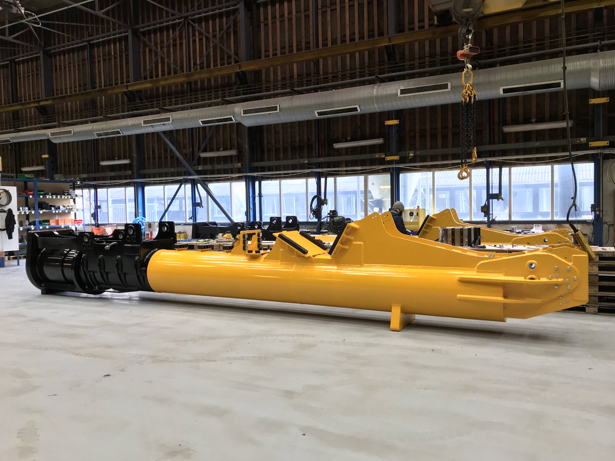 ApSFractum's tweet photo. Yesterday we took a few pictures from our workshop. Here in these pictures, two of the new #breaker 250 models are in assembly. #mining #rockbreaking #demolition #steelmilling https://t.co/b3KLTaPpyQ