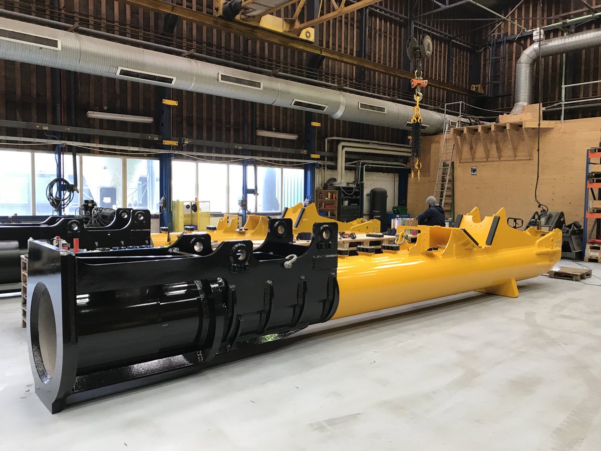 ApSFractum's tweet photo. Yesterday we took a few pictures from our workshop. Here in these pictures, two of the new #breaker 250 models are in assembly. #mining #rockbreaking #demolition #steelmilling https://t.co/b3KLTaPpyQ