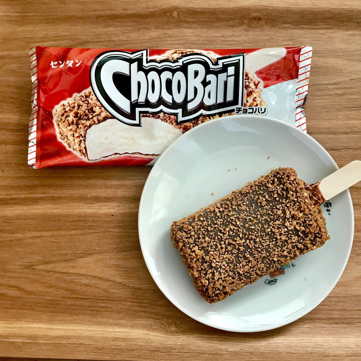 オーソドックスなバニラアイスにチョコレートクランチがかかったバー