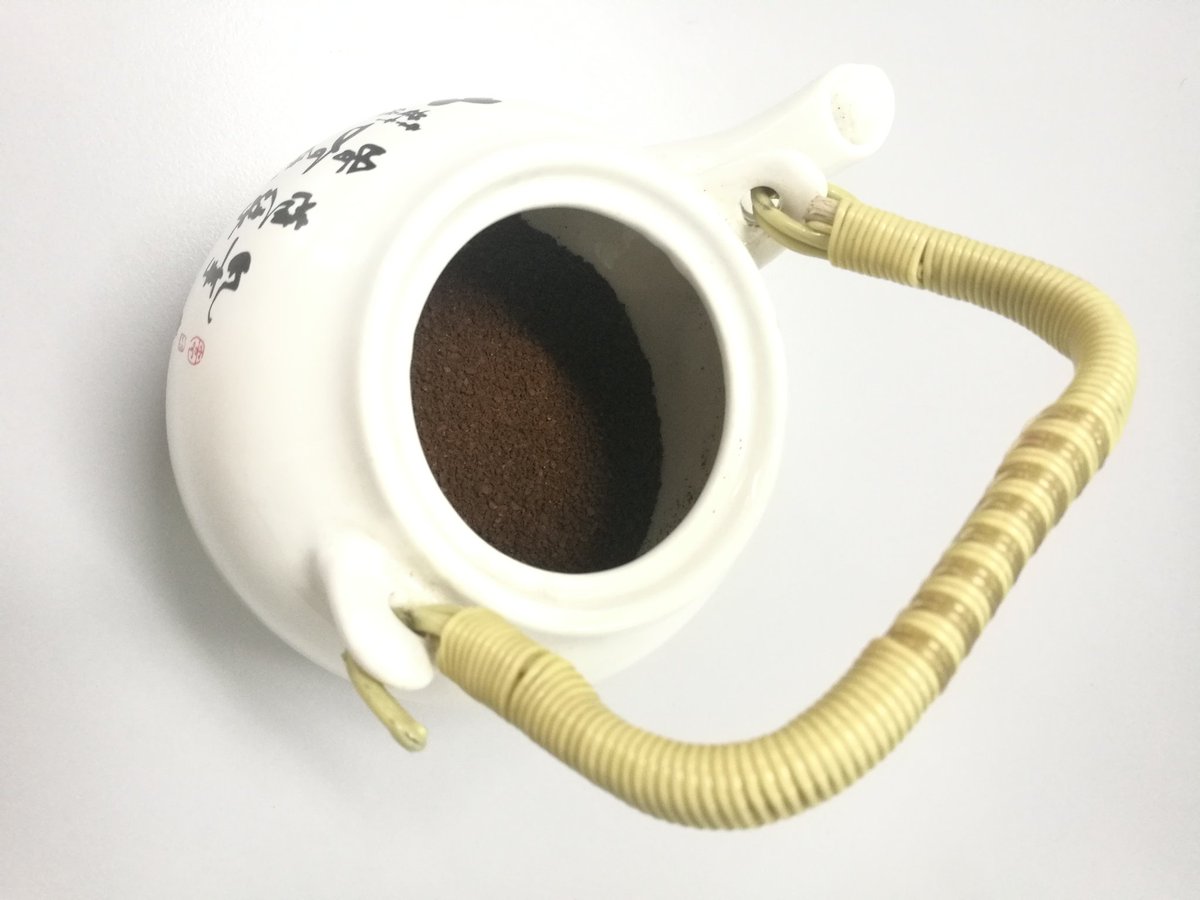 cafebakeryshow's tweet photo. Hey Coffee, how come inside there? Does it belongs at here?

#coffee #teapot #thursday #morning https://t.co/XIi3bkDByj