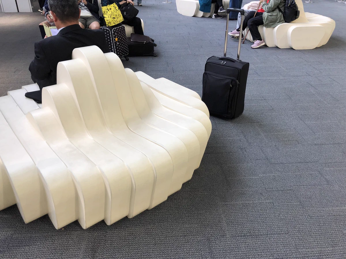 うどんのコシは座り心地も最高！？高松空港のソファが完全にうどんになっているｗｗｗ