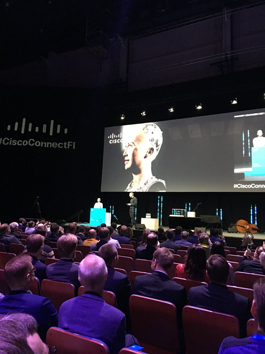 apkarkka's tweet image. Robottia kuuntelemassa... #CiscoConnectFi