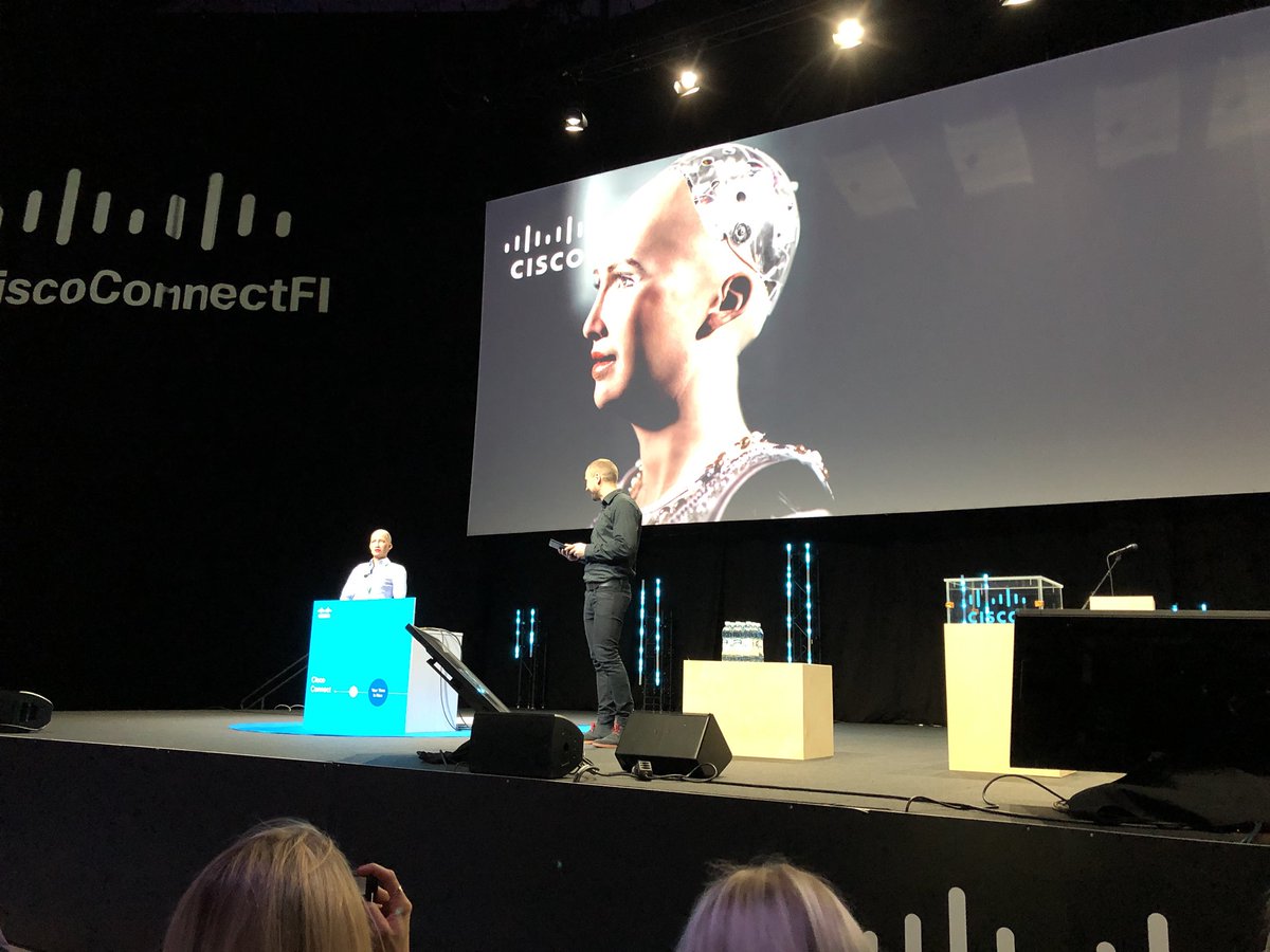 Keinoäly on täällä - innostus on käsinkosketeltavaa, mutta #Sofia ei osaa suomea vaikka pitää Suomen säästä #ciscoconnectfi