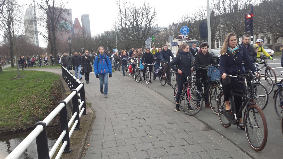 K_vanStaalduine's tweet photo. Wat een #fietsfile van Koningskade tot #malieveld in #denhaag.....
De filedruk neemt inderdaad toe;-) https://t.co/EnyoMC6sre