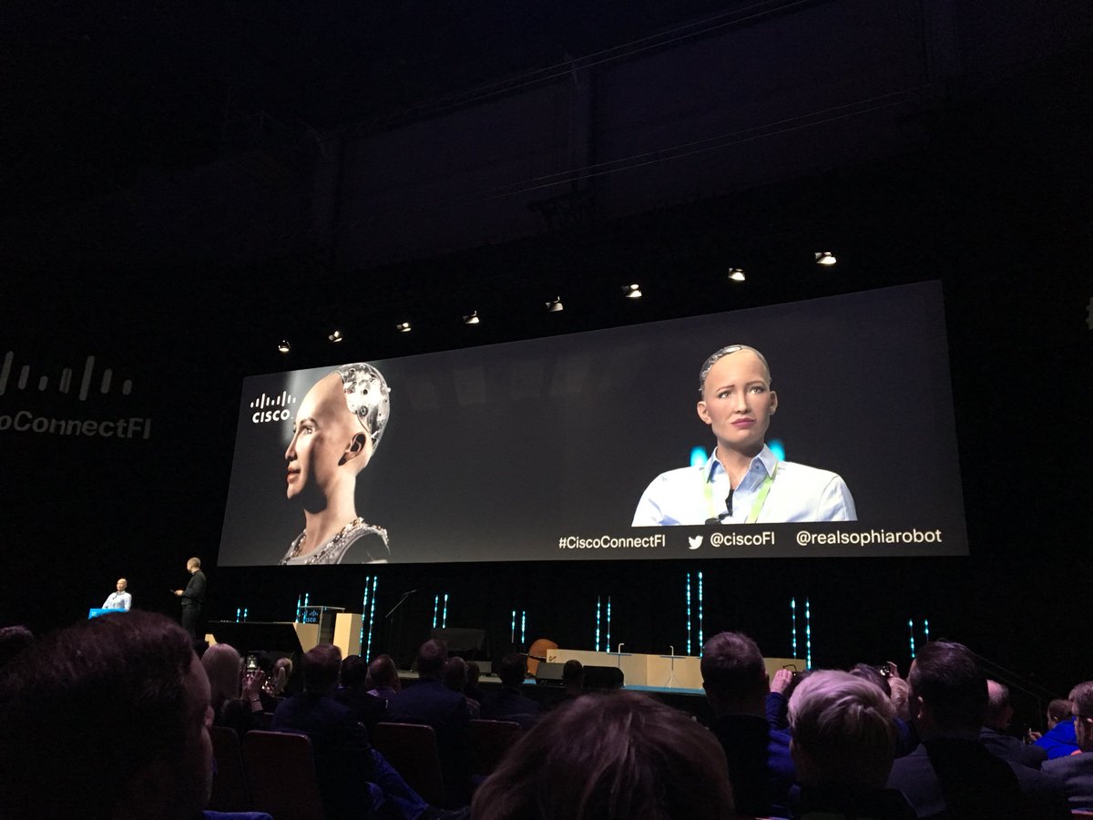 katrivirallinen's tweet image. Sophia naurattaa yleisöä vitseillään suomalaisista. Jännä kokemus! #CiscoConnectFi @RealSophiaRobot