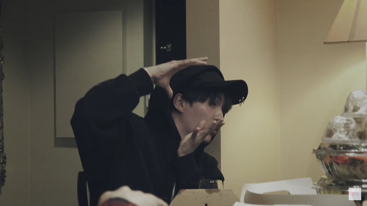 SUGA_th's tweet photo. ตอนนั้นฉันบอกจีมินไปว่าฉันตกบันได แต่จริงๆโดนรถชนน่ะ ตอนนั้นกำลังขับมอไซค์ส่งของอยู่ แล้วก็โดนชนตรงทางแยกพอดี พอลืมตาขึ้นมา ล้อรถอยู่ตรงหน้าฉันเลยอะ คืออยู่ใต้รถเลย วันต่อมาก็ขยับไหล่ไม่ได้เพราะไหล่ตก แล้วมันคงจะแย่กว่านี้ถ้าเข้าไปใต้รถเต็มๆ (แล้วฮยองก็เลยหยุดเต้นบีบอยใช่ปะ?) #1 https://t.co/4pt3NRQYhJ
