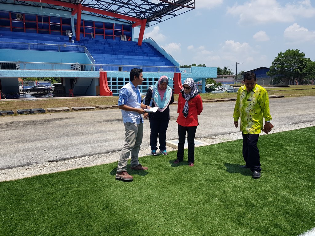 redcodegenx's tweet photo. Lawatan Kerja Pemantauan dan Inspektorat oleh Datuk @kpjbsn Stadium Mini Mak Cili, Terengganu bagi memantau kerja naik taraf pdg sintetik yg dijangka siap pada 22 Apr 2018. Turut hadir sama Pgh JBS @JBSTerengganu En Mohd Soufi bin Mohd Ibrahim

@Khairykj @lha_kbs @KBSMalaysia https://t.co/VqA0hg8yjV