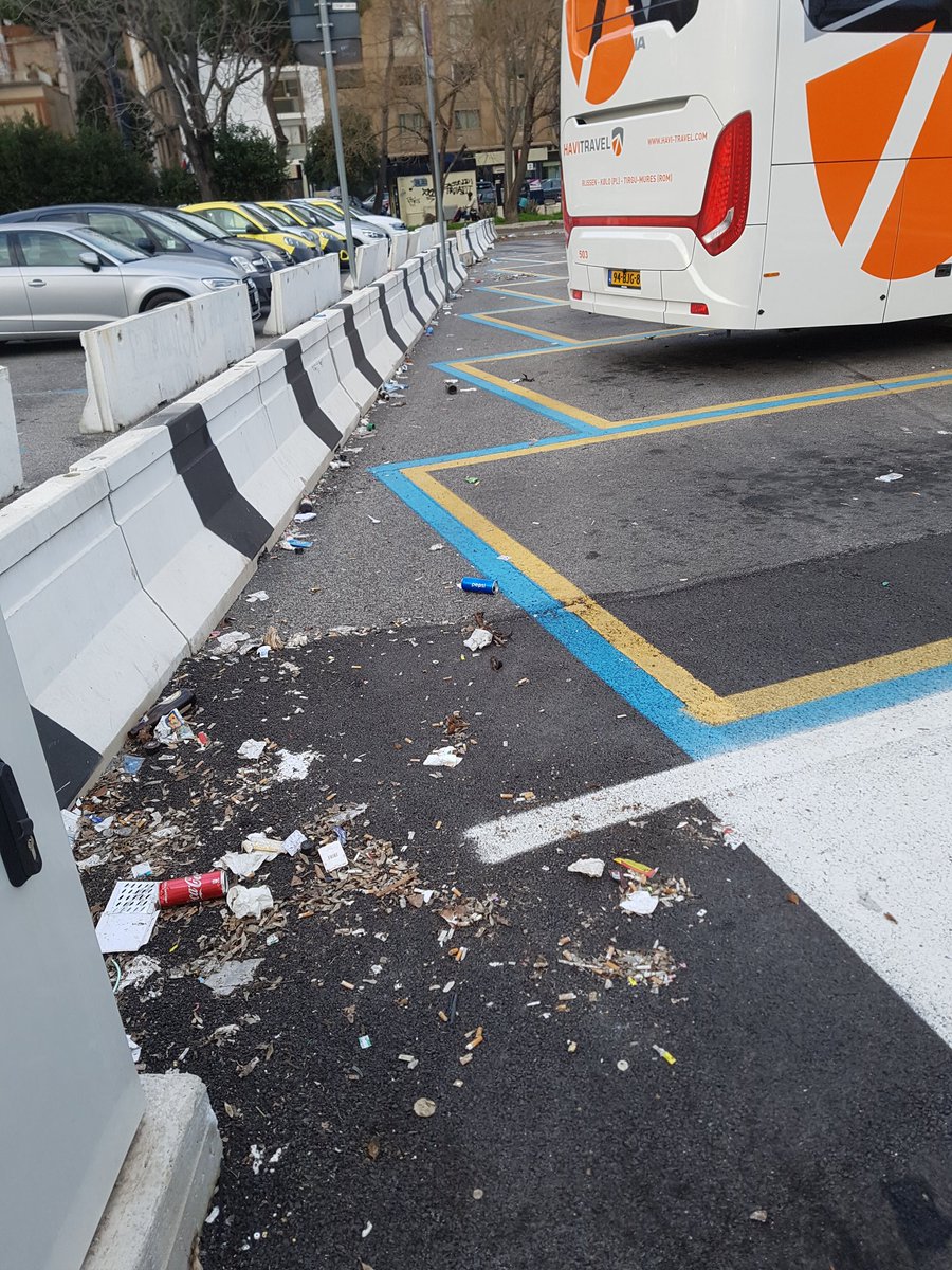 GiancarloPasqu1's tweet photo. #ATAC e #AMA ecco lo spettacolo indecoroso che i turisti arrivati a Roma per la Pasqua hanno trovato al parcheggio pullman di Largo Micara #ViaGregorioVII. Degrado e monezza per terra perché #AMA non pulisce e non mette cassonetti. VERGOGNA https://t.co/9Hl6B8qN8Q