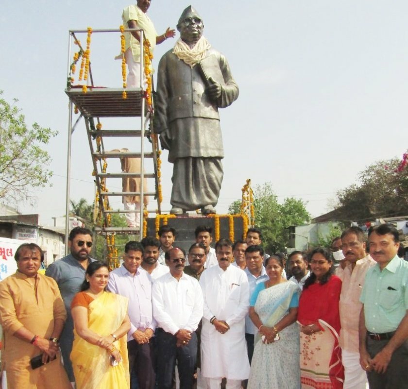 PravinSCC's tweet photo. Paid floral tributes to Shri Babu Jagjivan Ram an icon of social justice and freedom fighter on his birth anniversary near Prem Darwaja. 

#Ahmedabad 
@igautamshah @Pardip34753413 https://t.co/12QExS2dJd