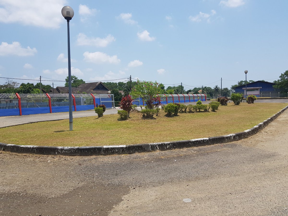 redcodegenx's tweet photo. Lawatan Kerja Pemantauan dan Inspektorat oleh Datuk @kpjbsn Stadium Mini Mak Cili, Terengganu bagi memantau kerja naik taraf pdg sintetik yg dijangka siap pada 22 Apr 2018. Turut hadir sama Pgh JBS @JBSTerengganu En Mohd Soufi bin Mohd Ibrahim

@Khairykj @lha_kbs @KBSMalaysia https://t.co/VqA0hg8yjV