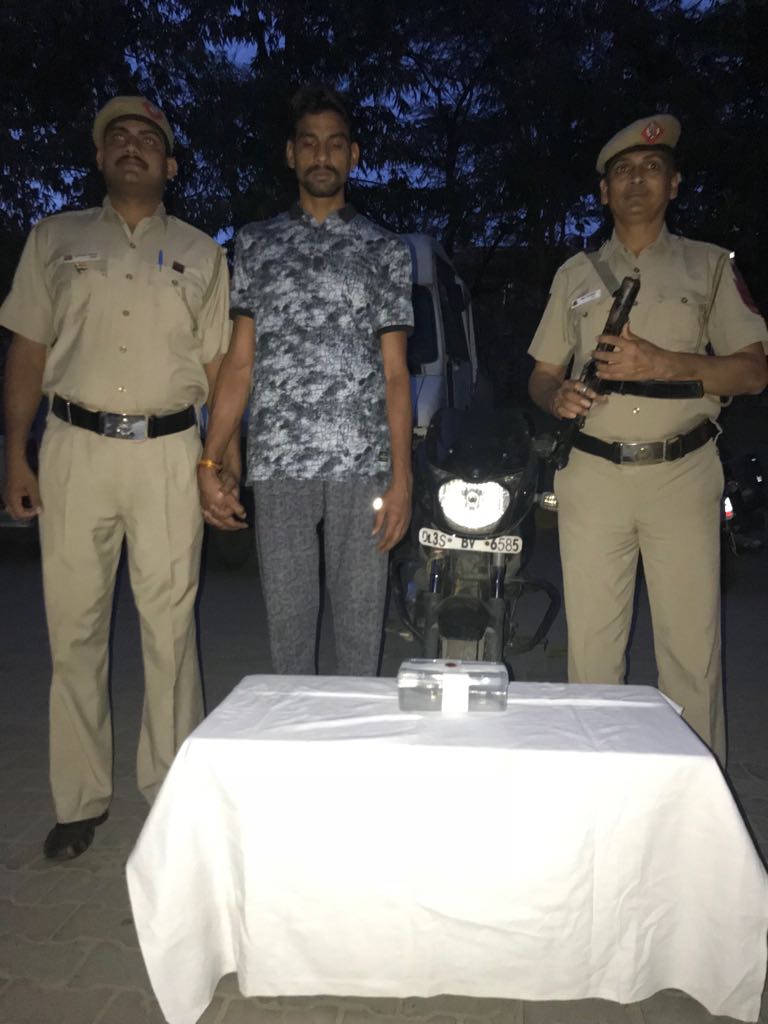 DCPSouthDelhi's tweet photo. Spl Staff of #SouthDistrict arrested a wanted criminal from meerut in a murder case with a reward of INR 25000 on his head. A Stolen bike, a country made pistol with 02 live cartridges recovered from him @DelhiPolice #SafetyFirst #LawAndOrder #CombatingCrime #WeStandForYourSafety https://t.co/F5UVW38g6F