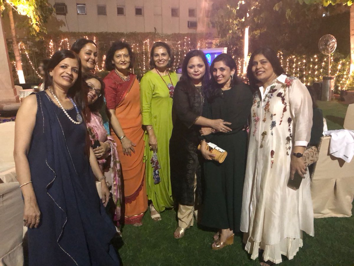 AlkaBatra1's tweet photo. #34thAnnualSessionAGM #WomenTransformingIndia #FLOIconAwards #FICCIFLO #FLOEvent https://t.co/RzYAkY10na