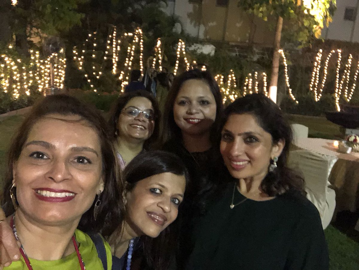 AlkaBatra1's tweet photo. #34thAnnualSessionAGM #WomenTransformingIndia #FLOIconAwards #FICCIFLO #FLOEvent https://t.co/RzYAkY10na